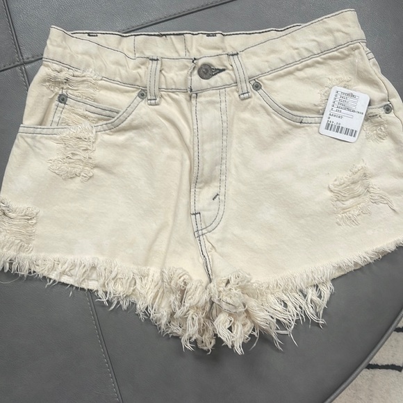 Urban Outfitters Levi’s Frayed Cream Jean Shorts NWT - Picture 1 of 4